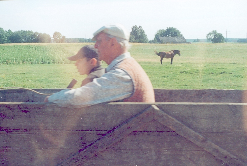 Un paysans et son fils en voiture à cheval